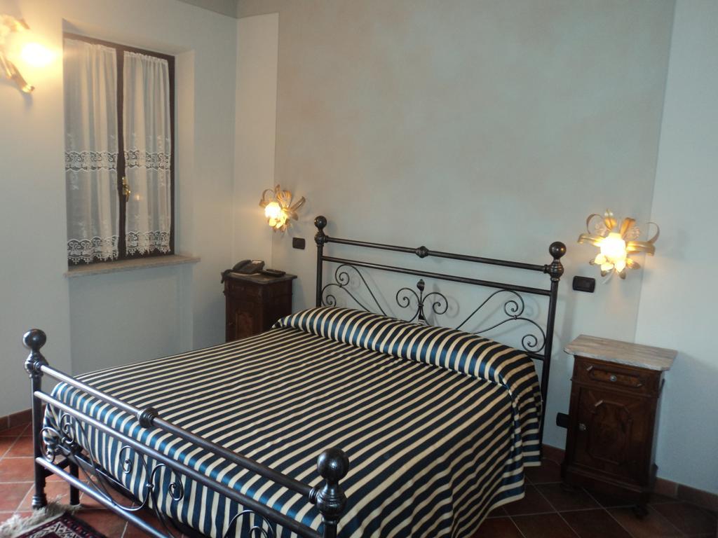 Agriturismo Cascina L'Arche Santo Stefano Belbo Rom bilde